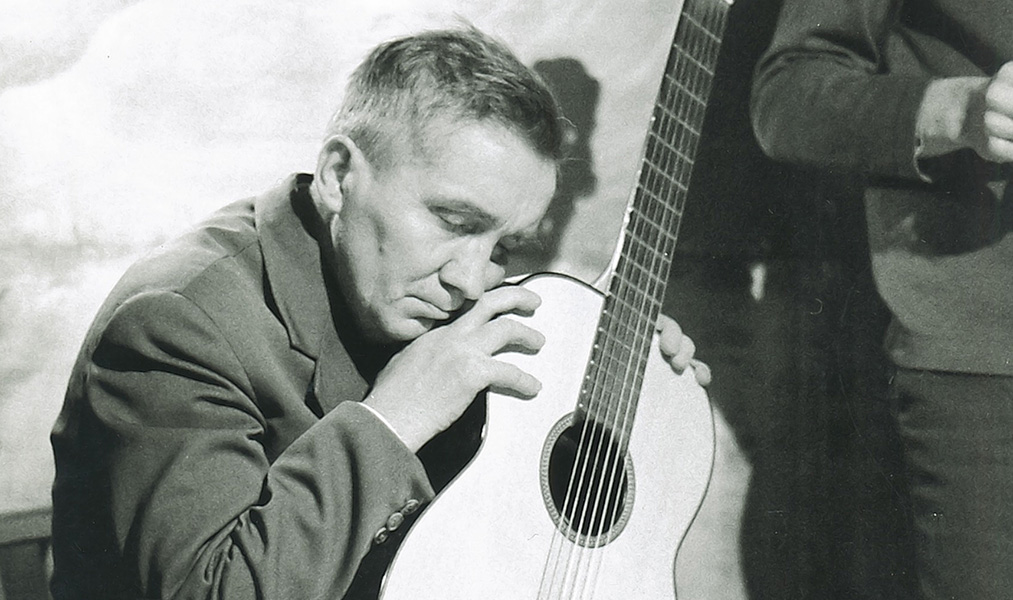 Aleksander Kulisiewicz with his guitar